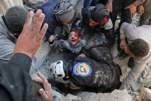 спасатели достают мальчика из-под завалов после авиаудара. Алеппо, район Баб Нейраб